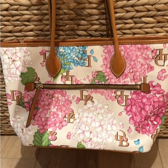 DOONEY & BOURKE Hydrangeas Monogram Tote Bag - Picture 5 of 10
